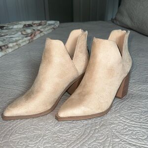 GUC Women’s tan ankle boots
